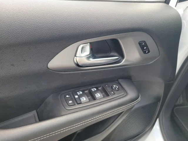 Used 2025 White Chrysler Select image 18