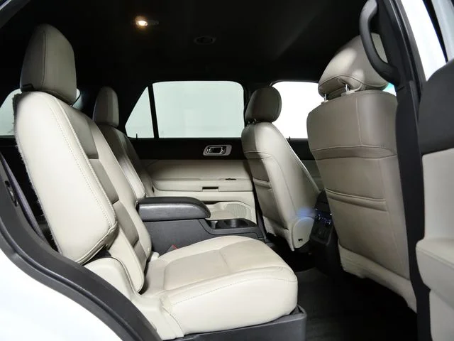 Used 2011 White Ford Limited image 13