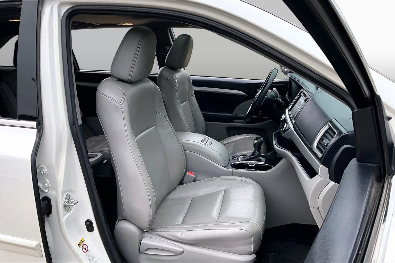 Used 2015 Blizzard Pearl Toyota XLE image 8