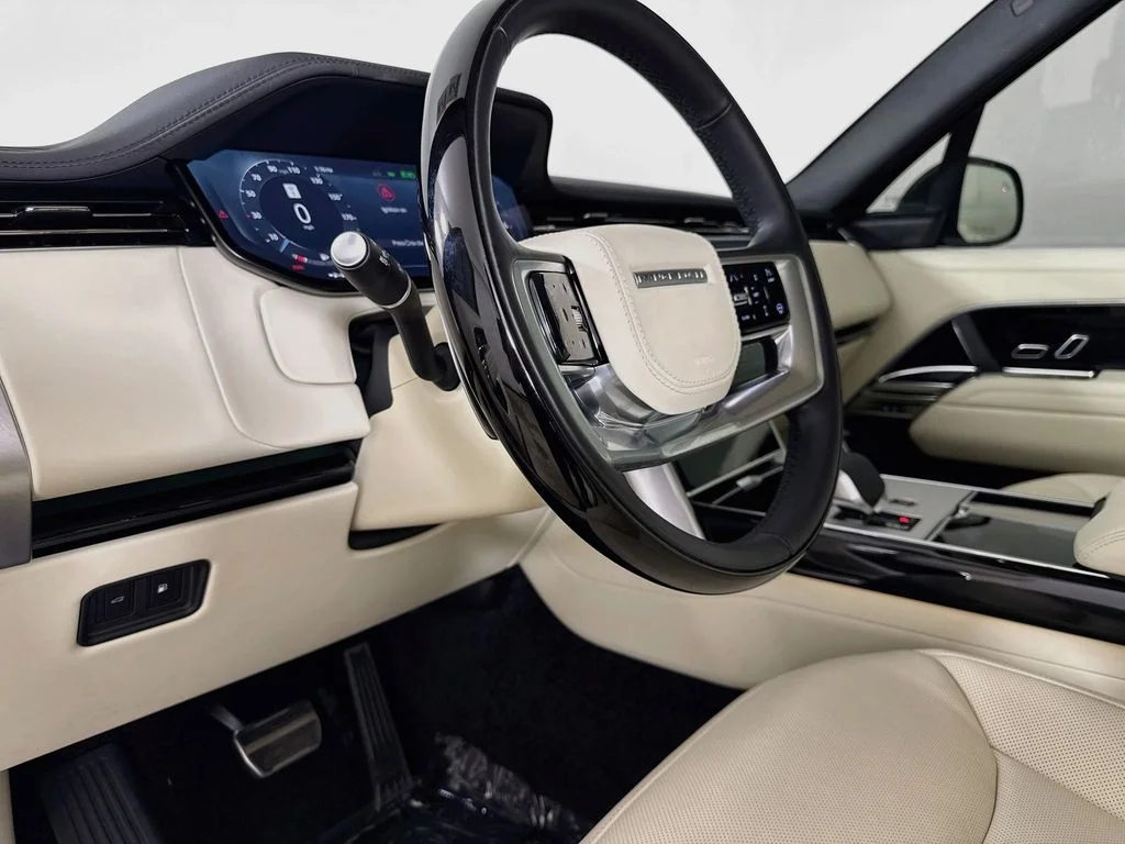 Used 2025 Gold Land Rover SE image 9