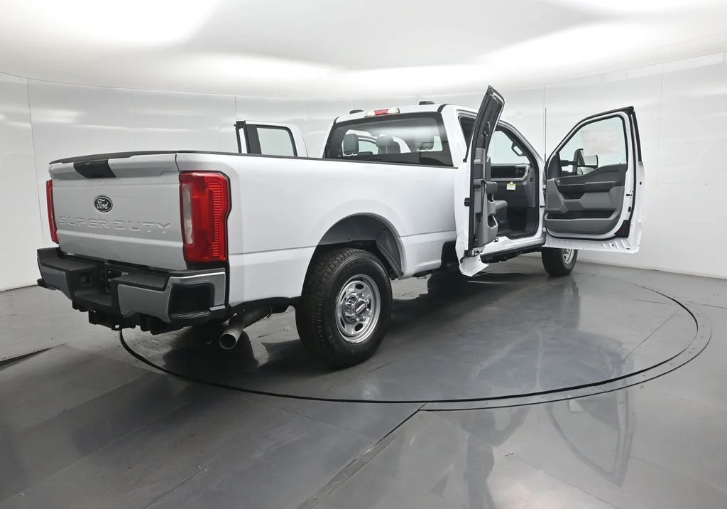 New 2027 Oxford White Ford XL image 4