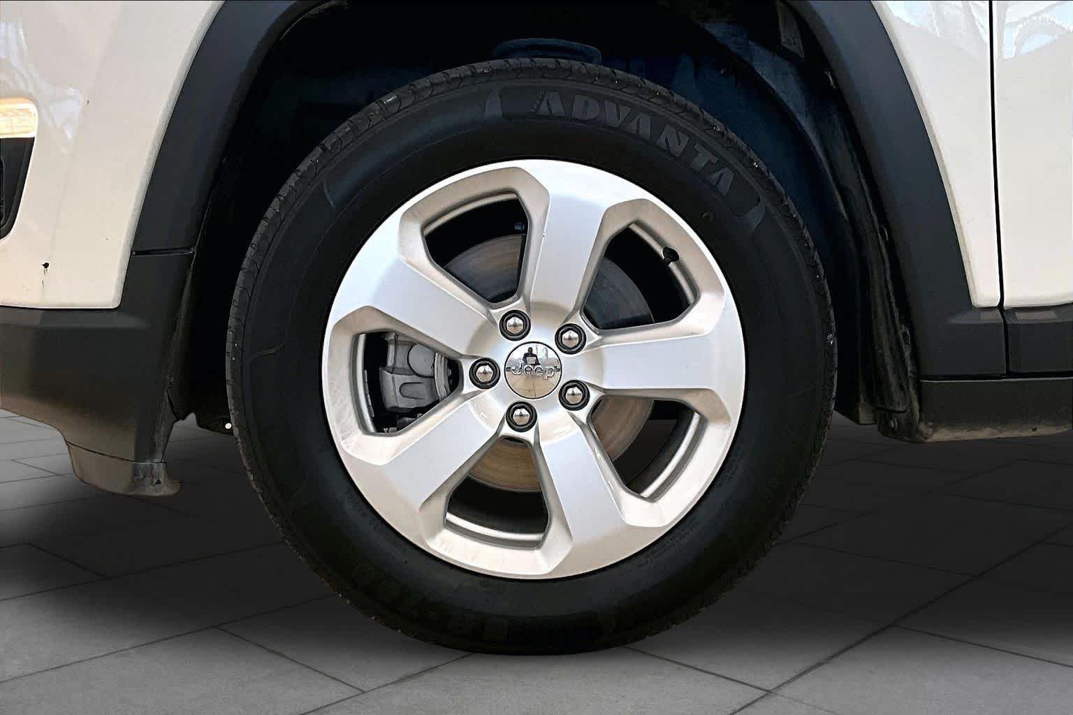 Used 2020 White Clearcoat Jeep Latitude image 9
