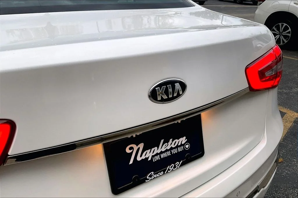 Used 2016 White Kia Premium image 9