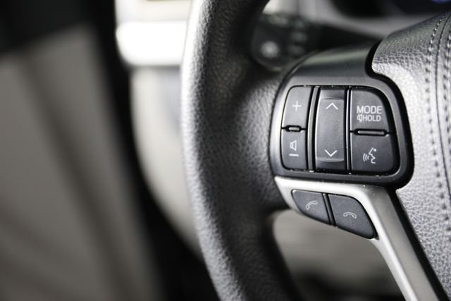 2019 Toyota Highlander LE - Photo 4