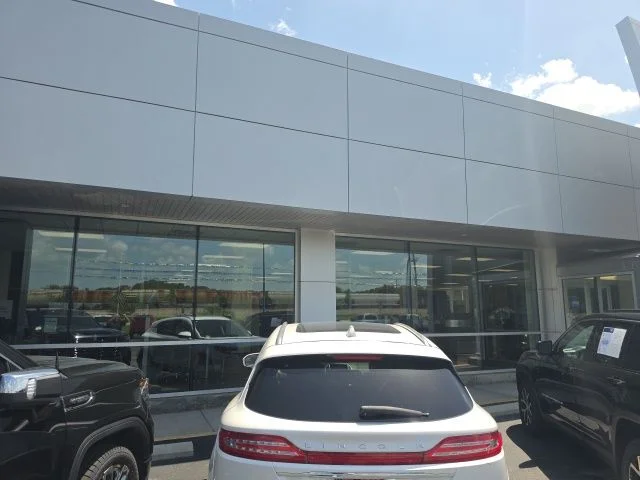 Used 2019 White Platinum Clearcoat Metallic Lincoln Reserve image 5
