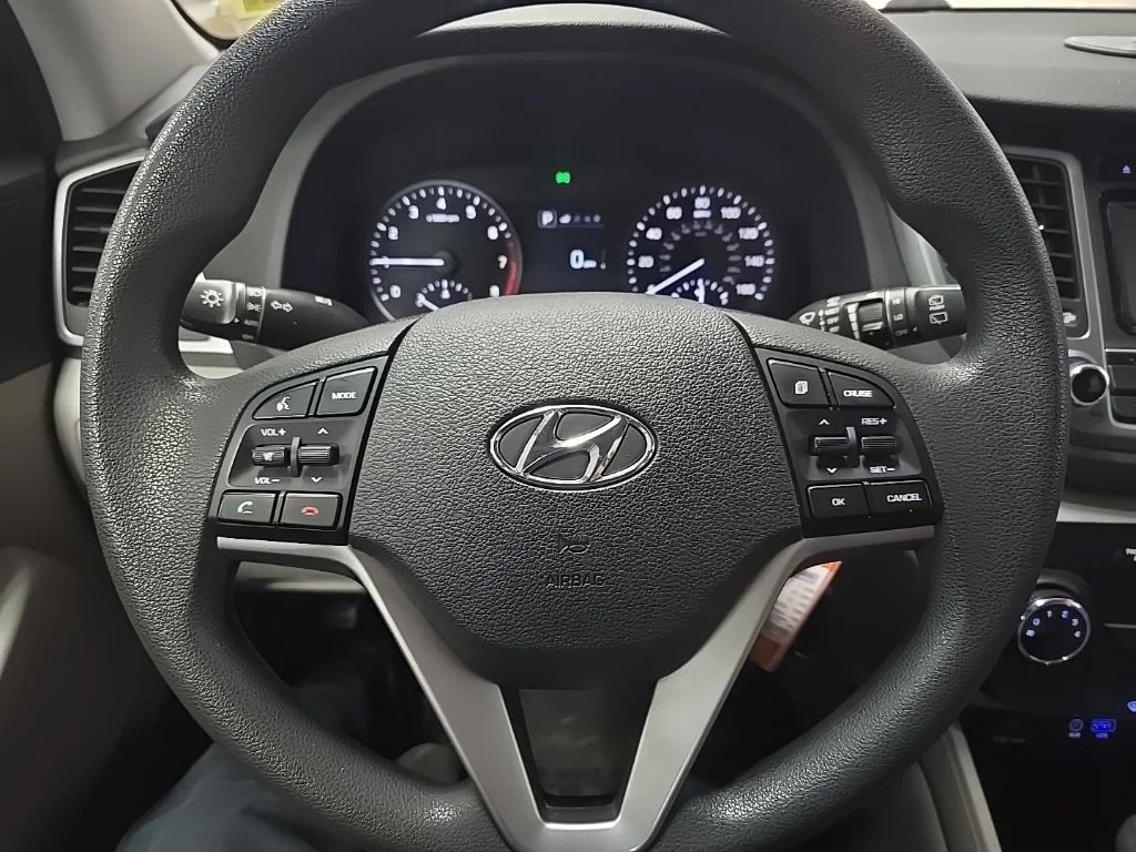 Used 2018 Gray Hyundai SE image 18