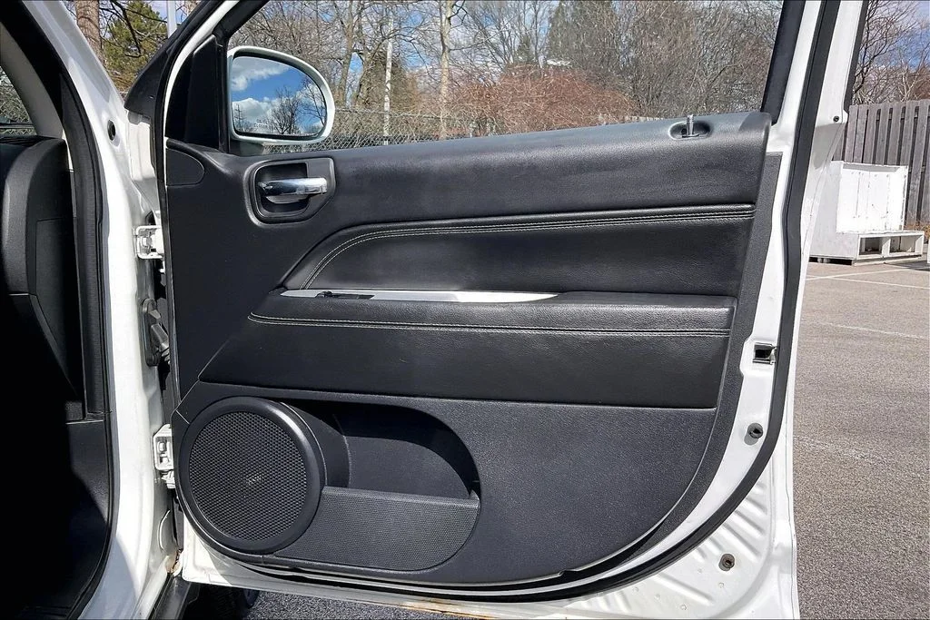 Used 2016 White Jeep Latitude image 21