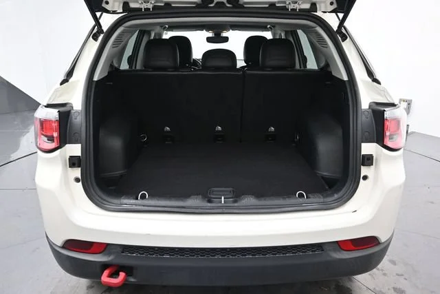 Used 2018 White Clearcoat Jeep Trailhawk image 22
