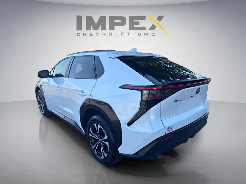 Used 2024 White Toyota XLE image 3