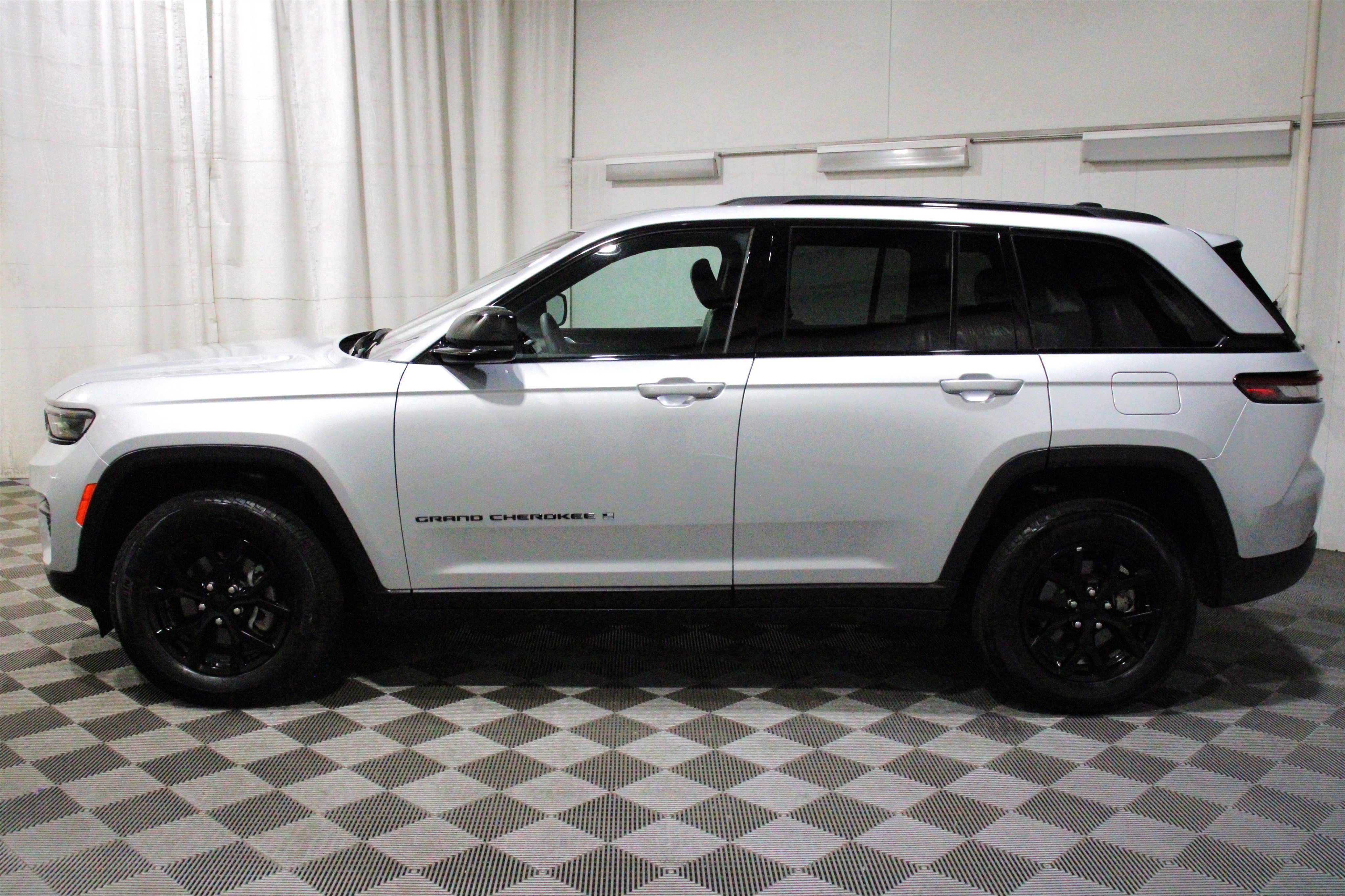 Used 2025 Silver Zynith Jeep Altitude image 36