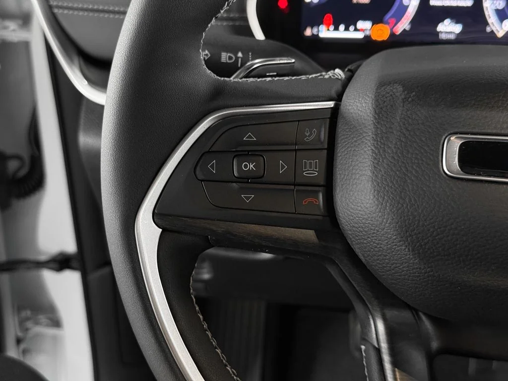 New 2026 White/off-white Jeep Laredo image 22