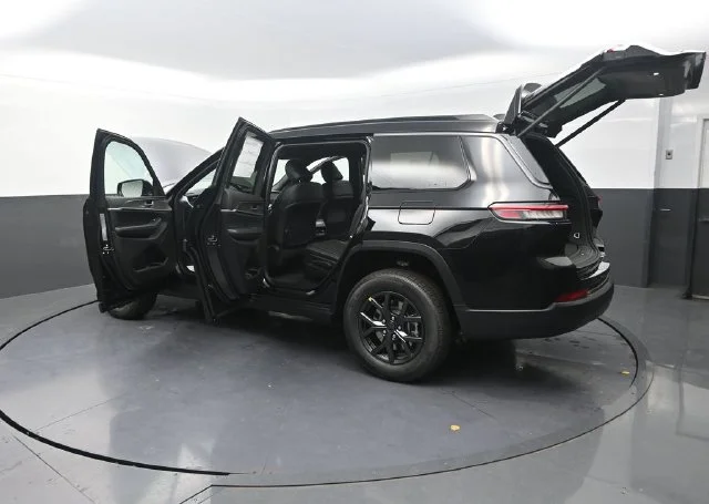 New 2027 High-Gloss Black Paint Jeep Laredo Altitude image 34