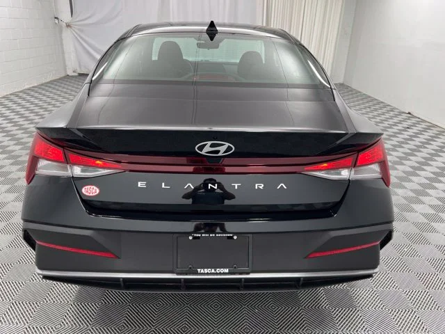 Used 2025 Black Hyundai SE image 7