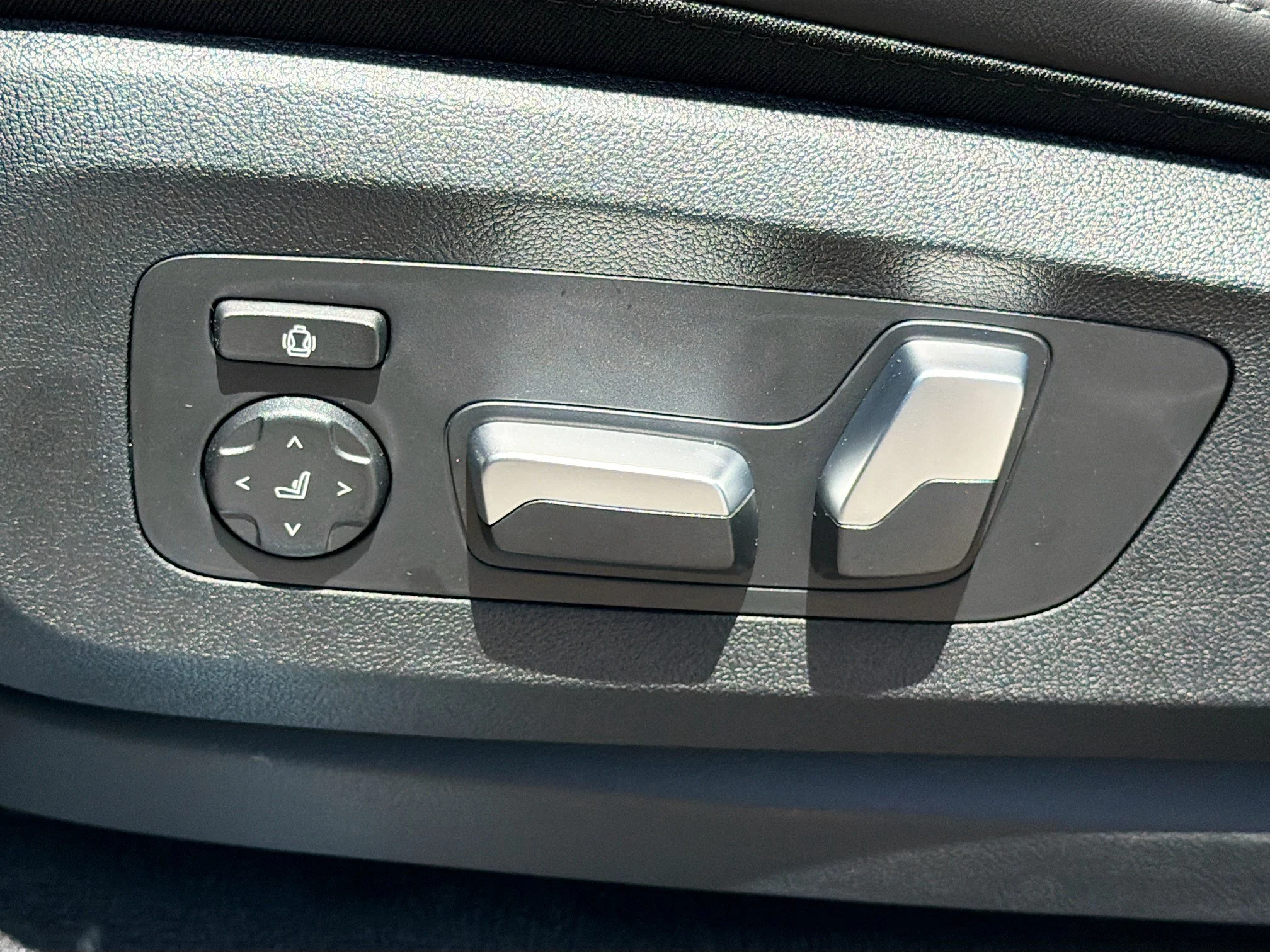 New 2026 Black Sapphire Metallic BMW xDrive40i image 25