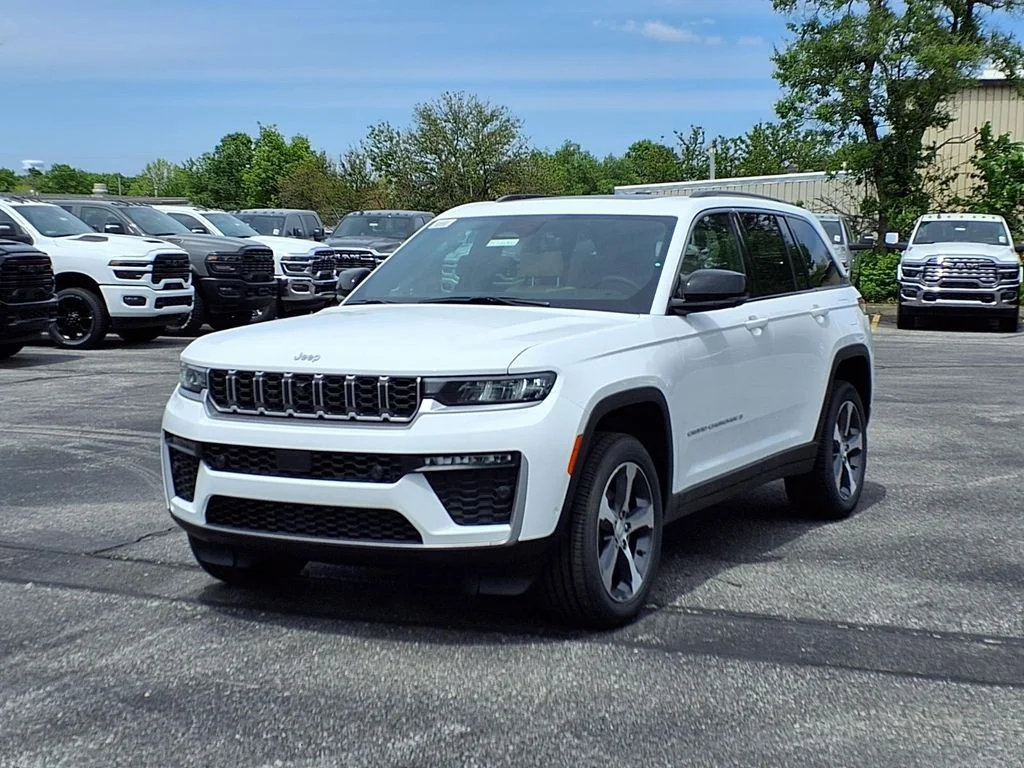 New 2026 Bright White Clear-Coat Exterior Paint Jeep Limited image 2