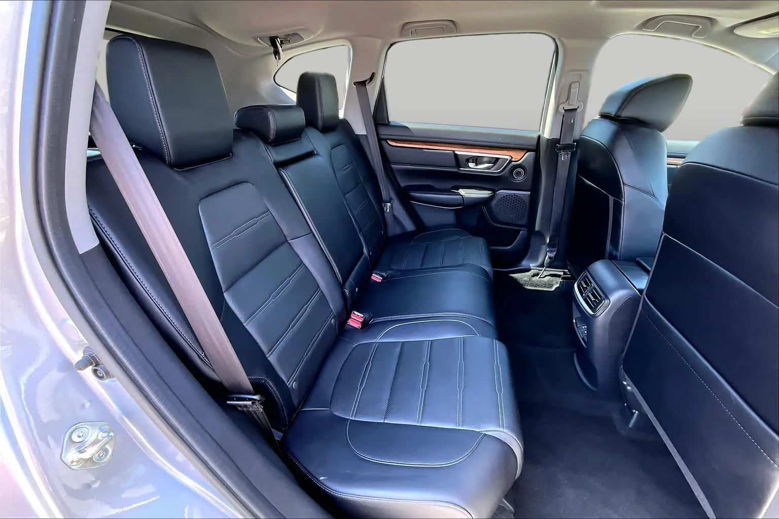 Used 2018 Lunar Silver Metallic Honda Touring image 19