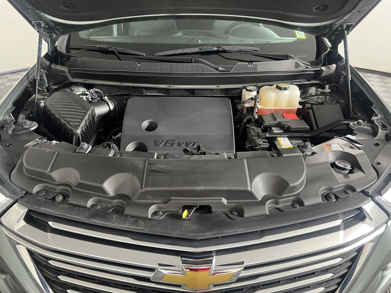 Used 2023 Silver Sage Metallic Chevrolet LT Cloth image 3