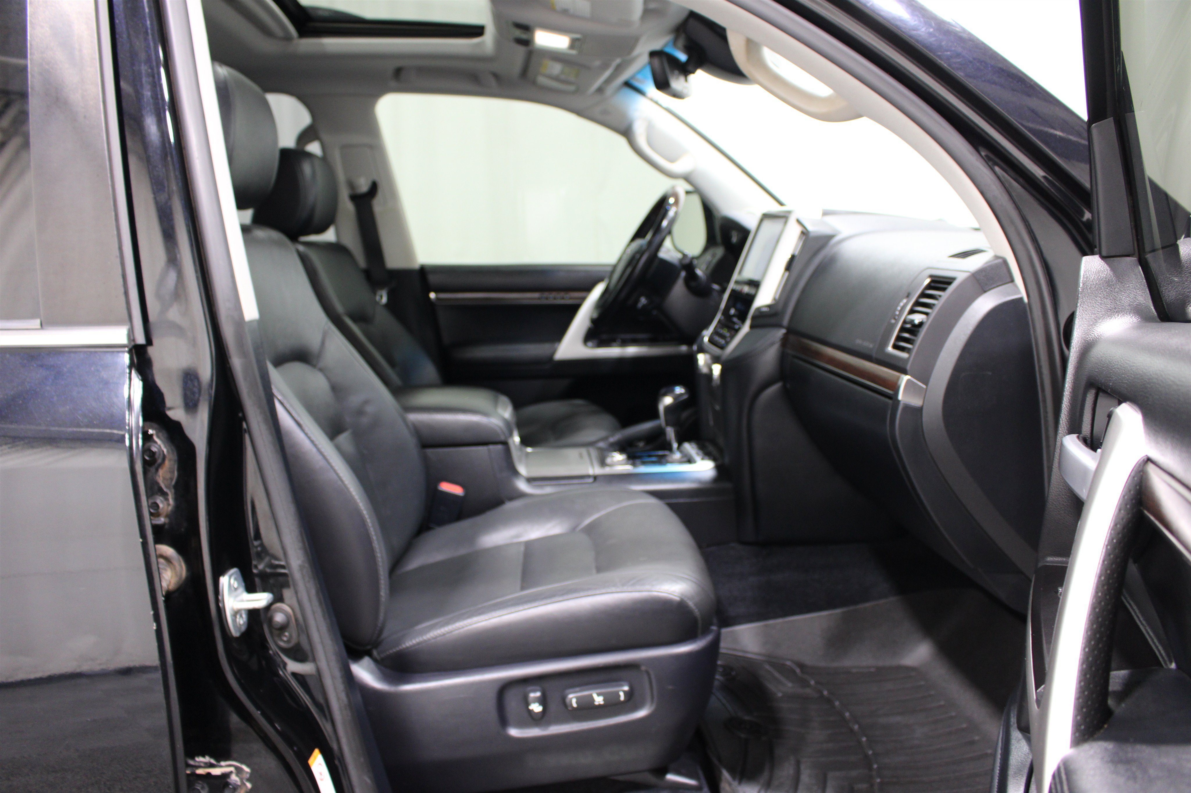 Used 2018 Midnight Black Metallic Toyota 4WD V8 image 25