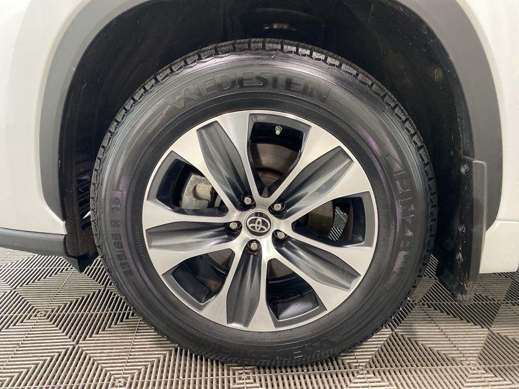 Used 2023 Pearl Toyota XLE image 17