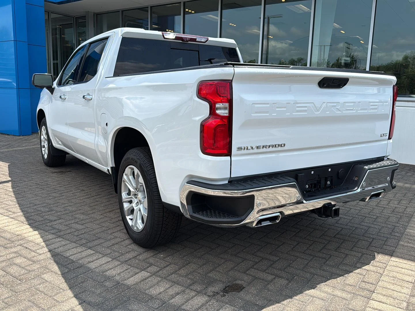 Used 2022 Summit White Chevrolet LTZ image 3