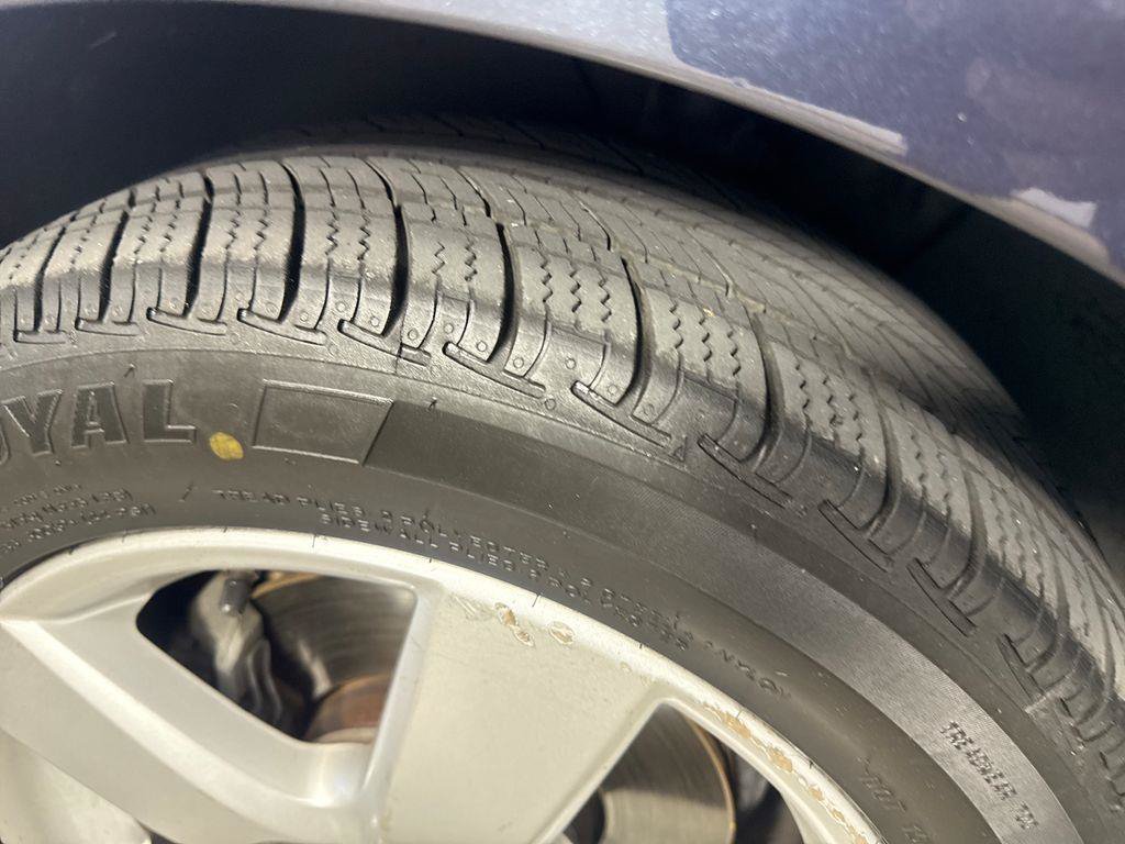 Used 2009  Volkswagen S image 17