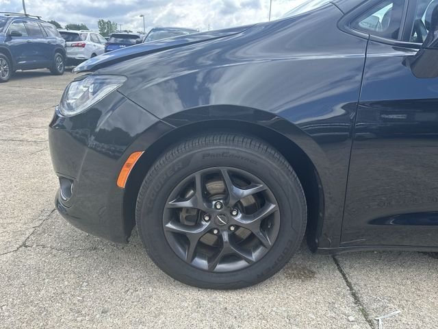 Used 2018 Black Chrysler Limited image 35