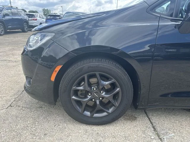 Used 2018 Black Chrysler Limited image 35