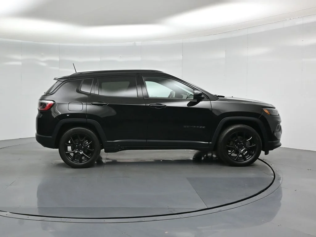 Used 2022 Black Jeep Altitude image 22