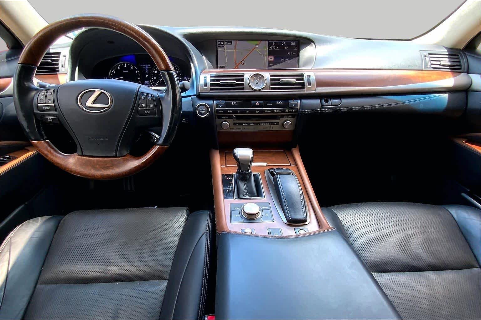 Used 2015 Liquid Platinum Lexus  image 16