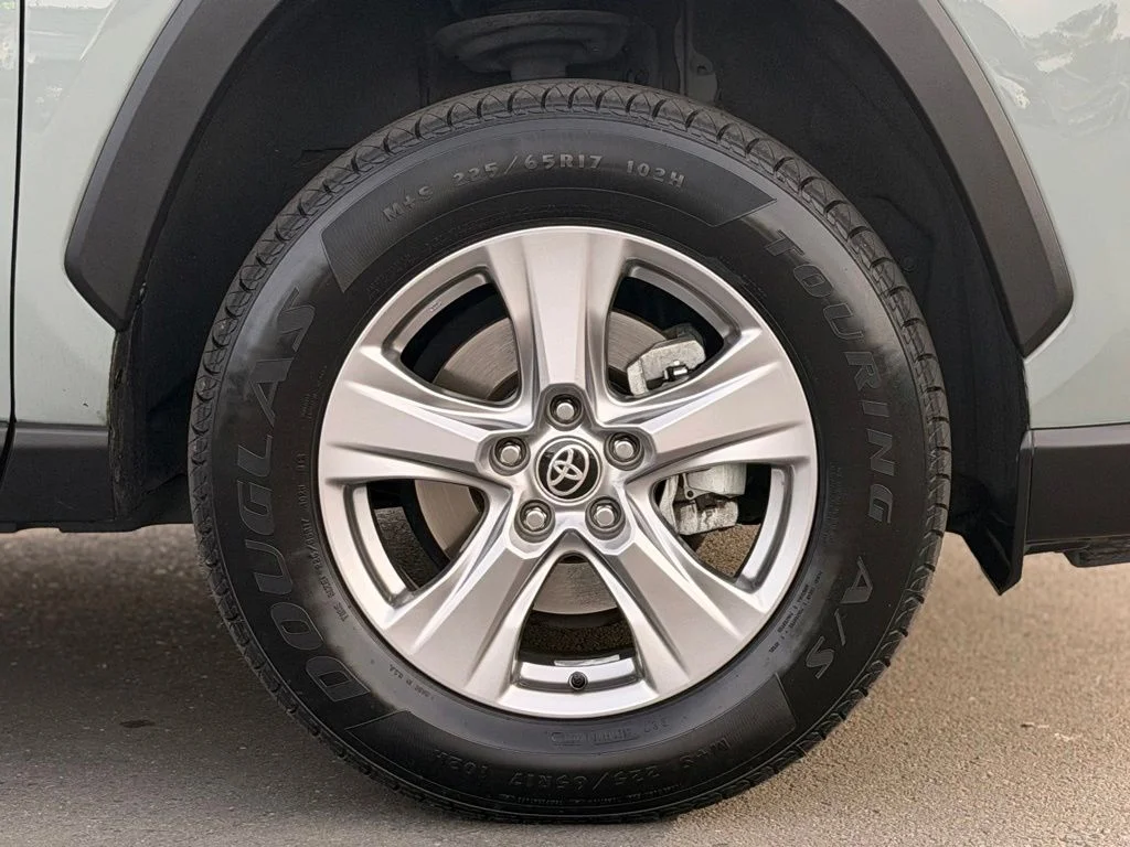 Used 2022  Toyota XLE image 13