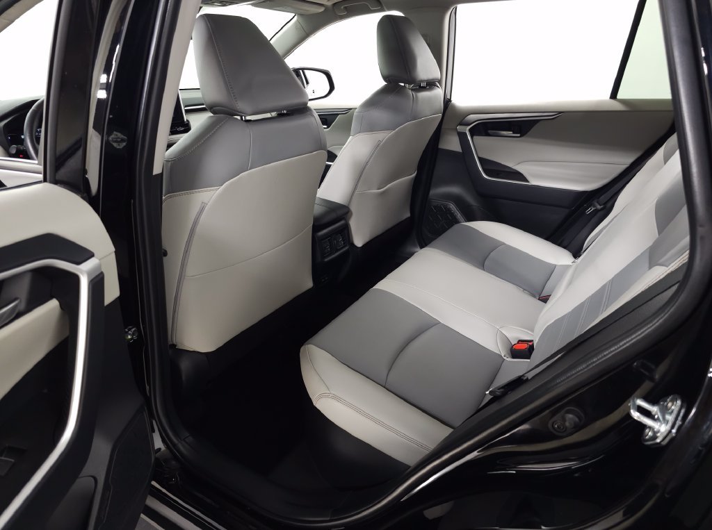 Used 2025 Black Toyota XLE Premium image 31