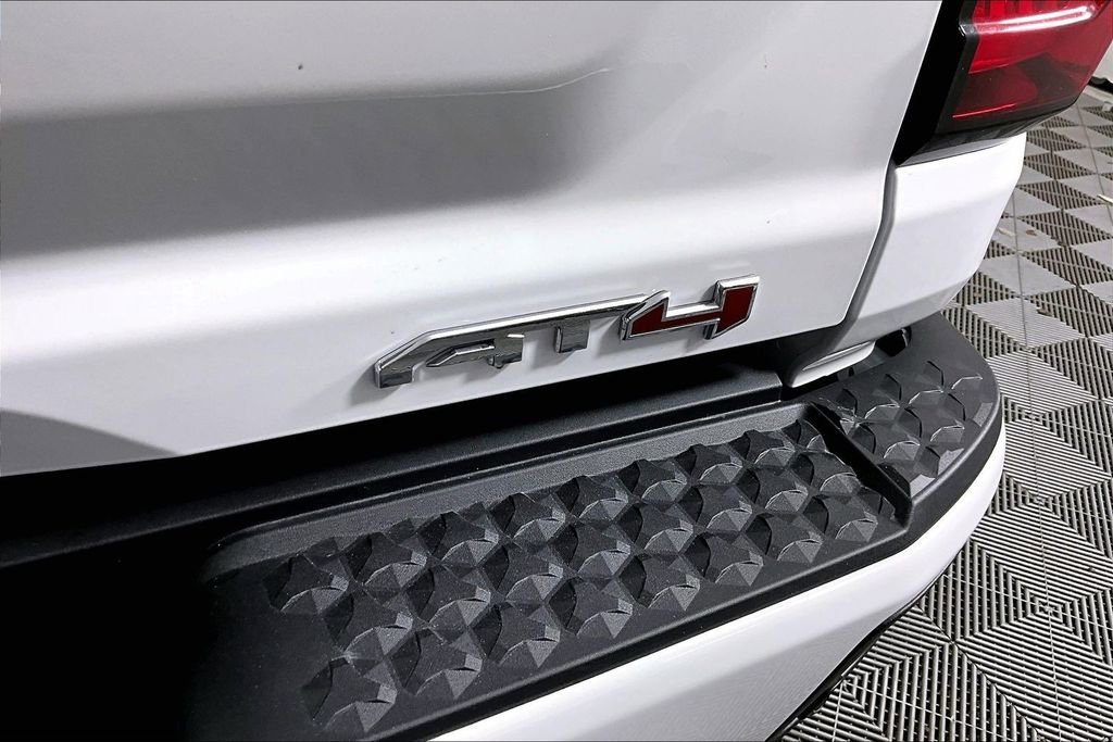 New 2026 Summit White GMC AT4 image 9