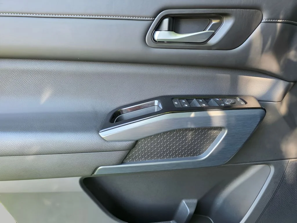 Used 2025 Super Black Nissan SL image 17