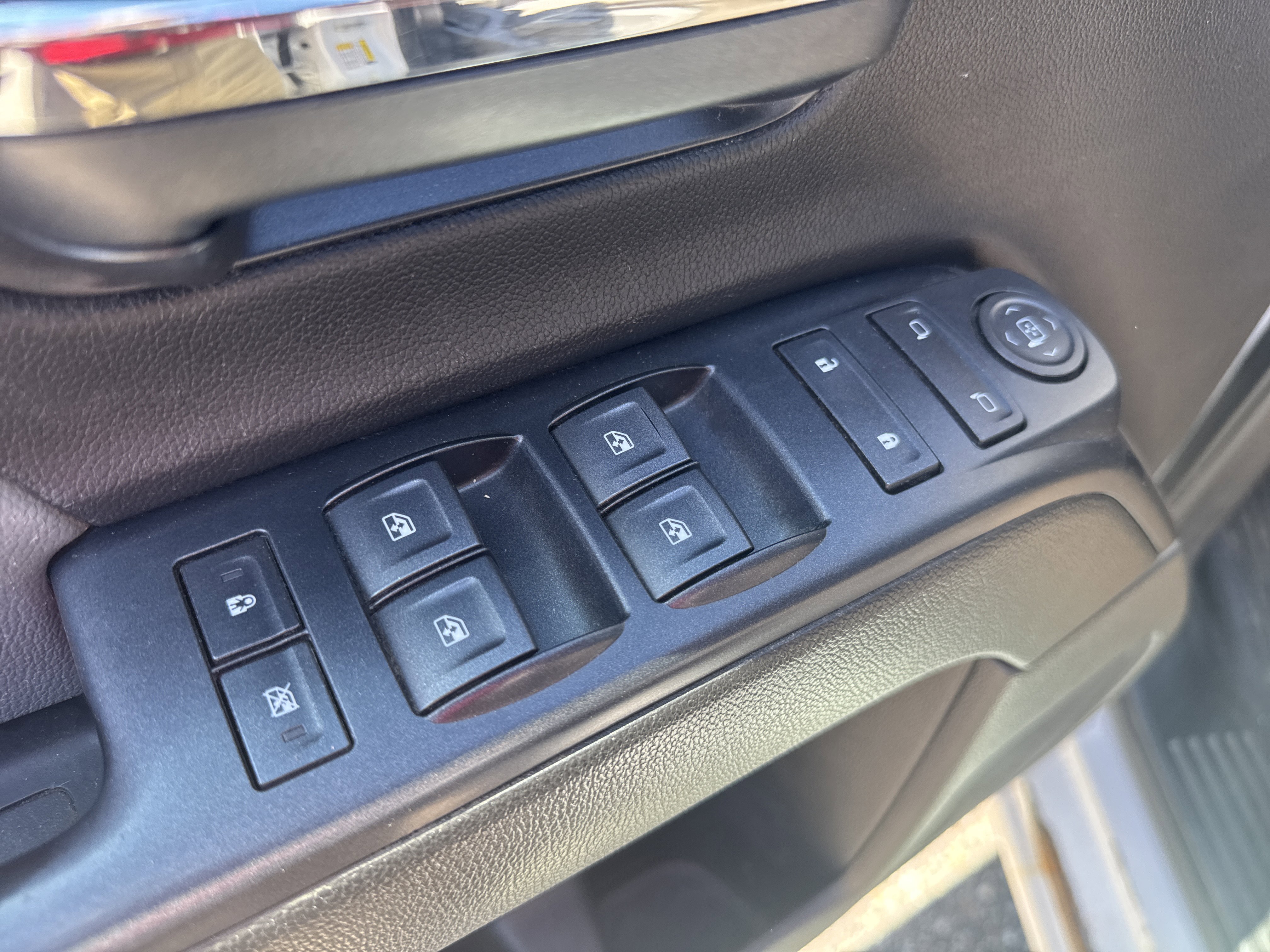 Used 2018 Summit White Chevrolet Custom image 15