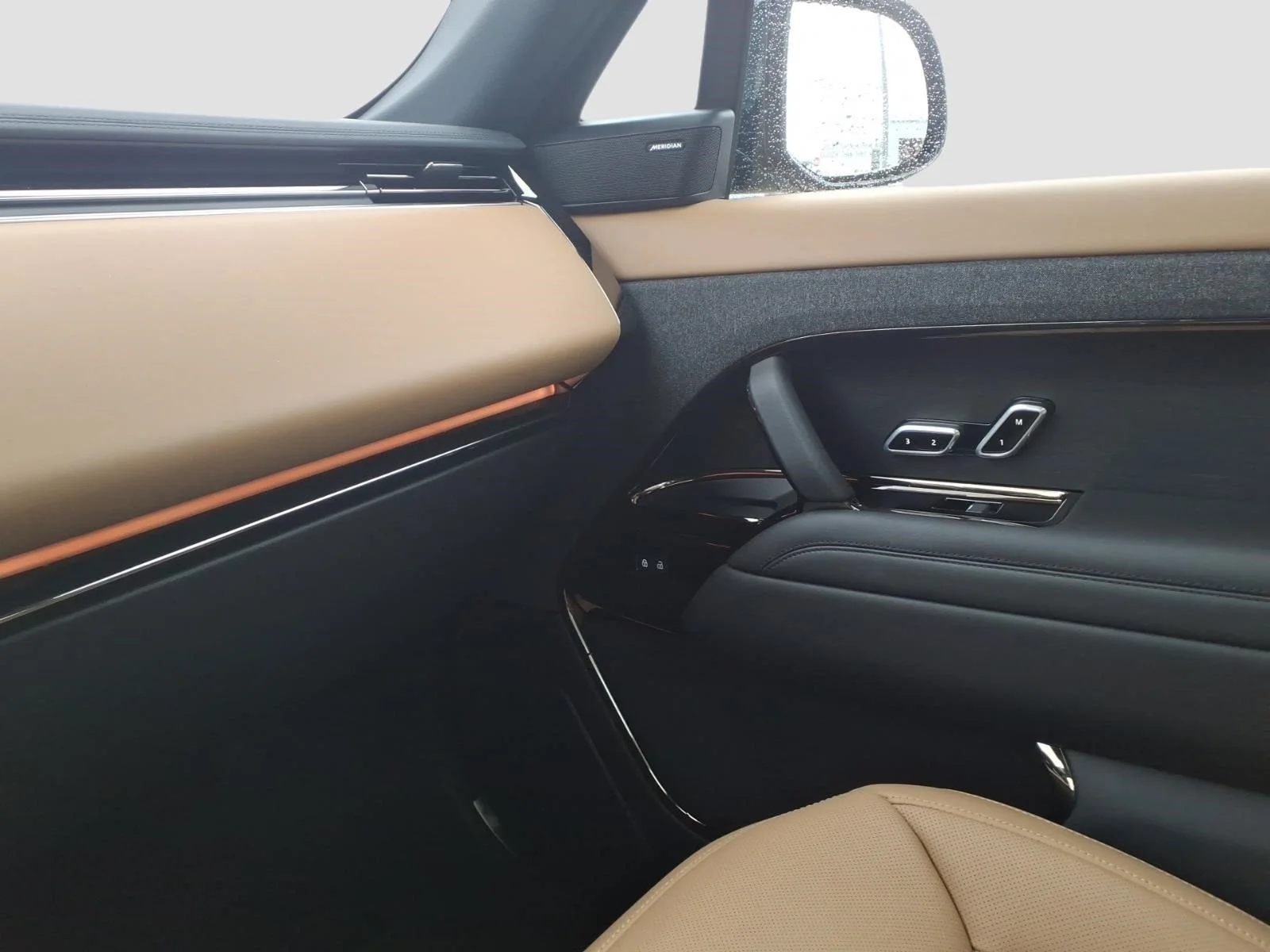 Used 2025 Green Land Rover Dynamic SE image 23
