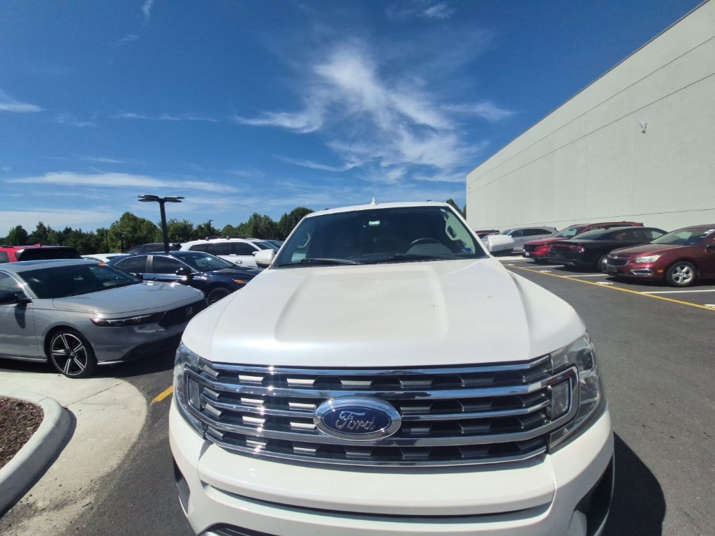 Used 2019 White Platinum Clearcoat Metallic Ford XLT image 2