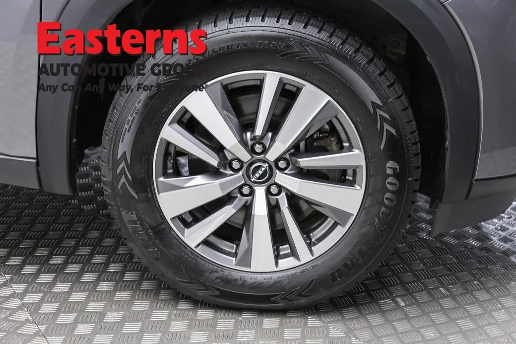 Used 2022 Gray Nissan SL image 32