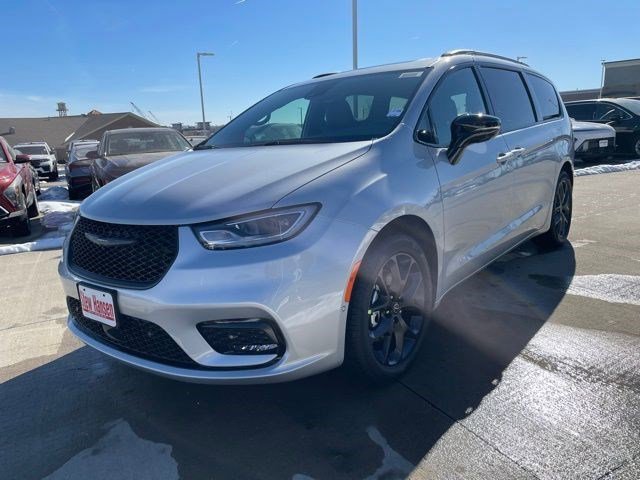 2026 Chrysler Pacifica Limited's photo