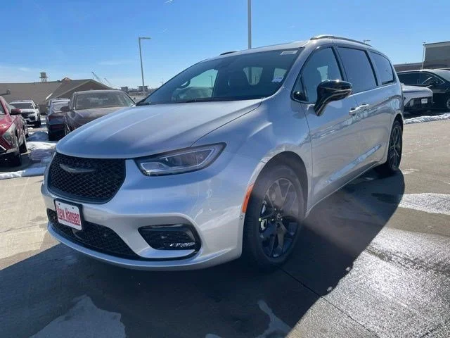 2026 Chrysler Pacifica Limited's photo