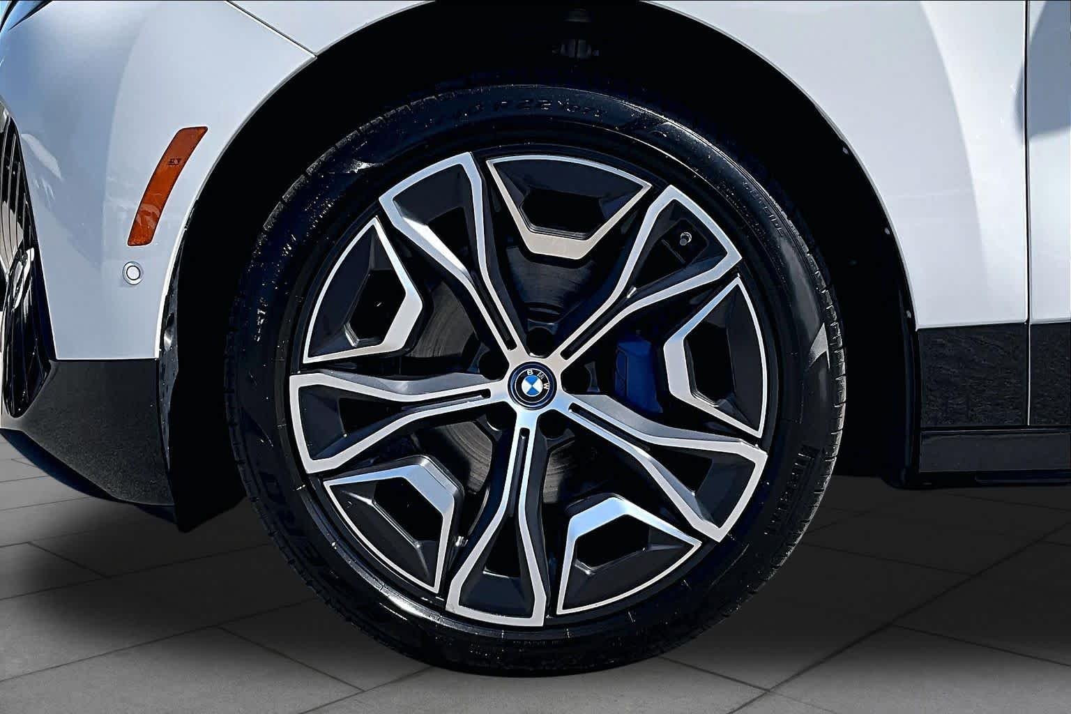 Used 2025 Alpine White BMW xDrive50 image 10