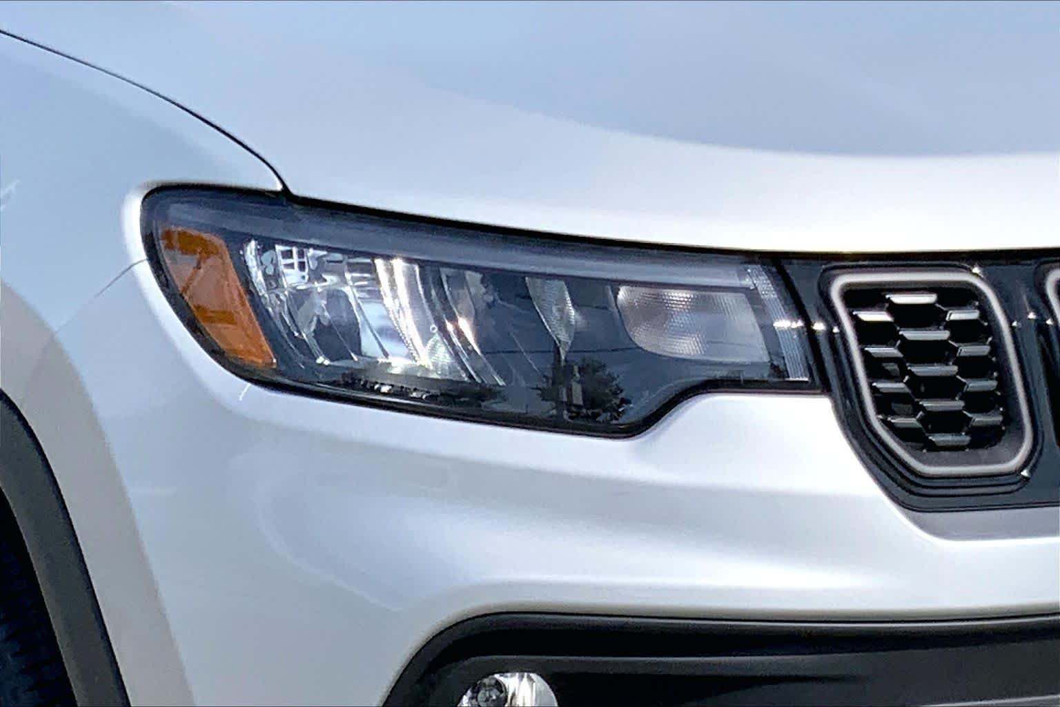 New 2026 Silver Zynith Metallic Clear-Coat Exterior Paint Jeep Latitude Altitude image 10