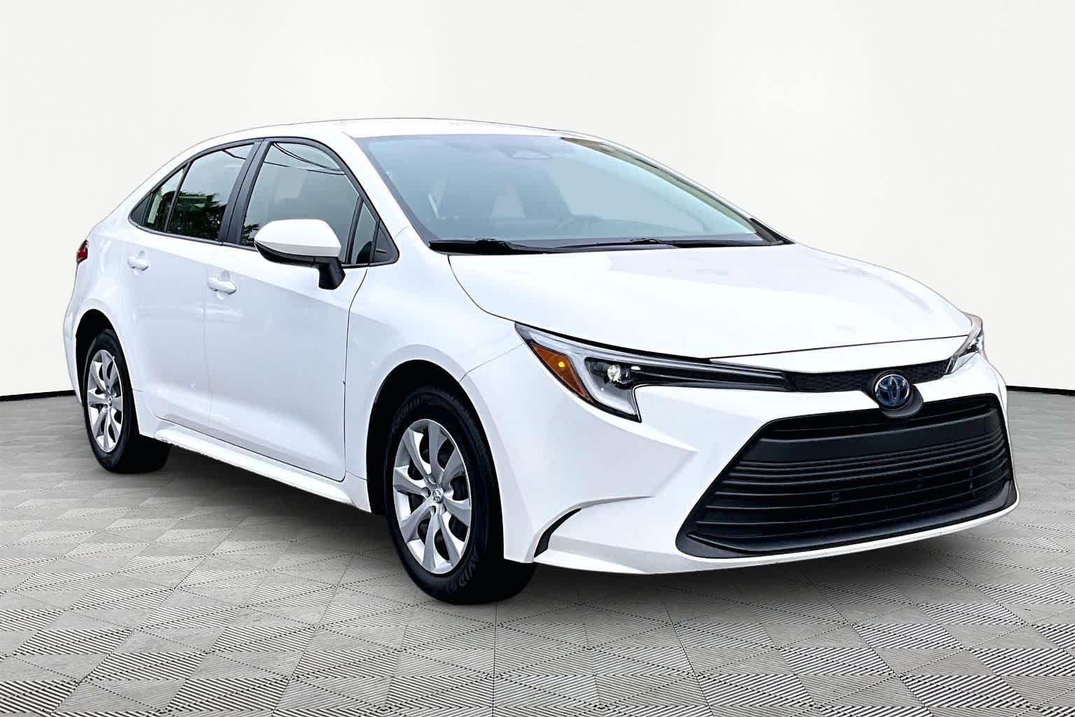 Used 2025 Ice Cap Toyota Hybrid LE image 3