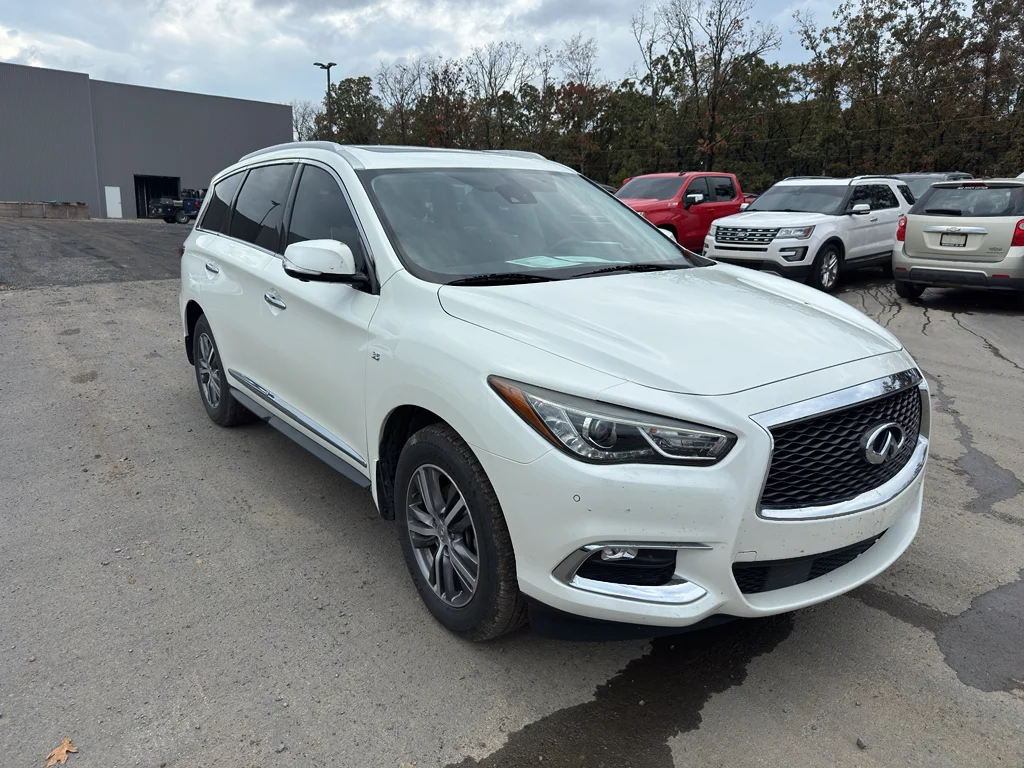 Used 2020 Majestic White INFINITI LUXE image 3