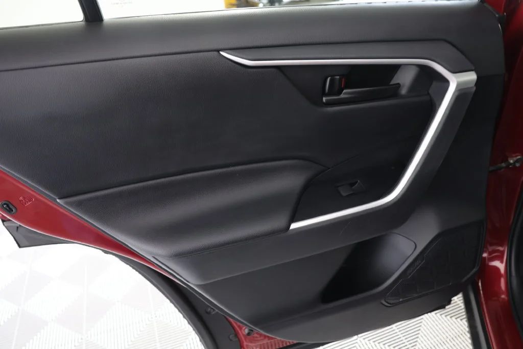 Used 2022 Pearl Toyota LE image 25