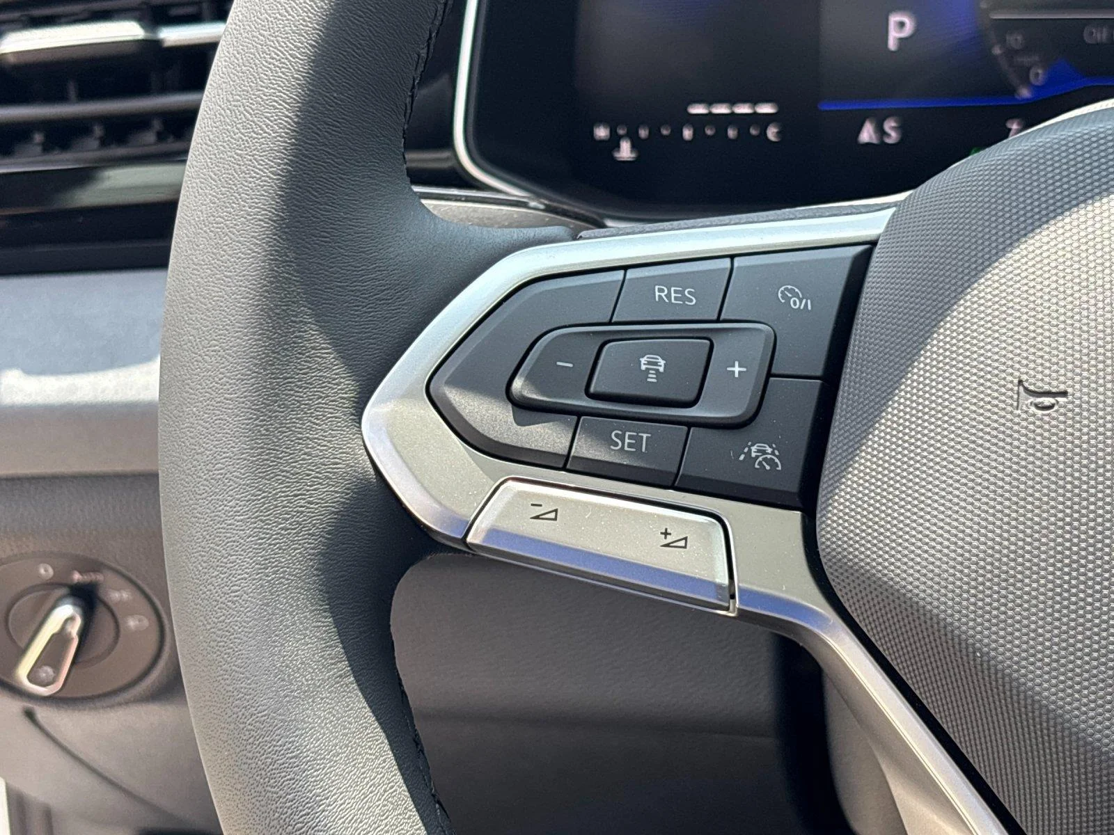 New 2026 Opal White Pearl Volkswagen SE image 19
