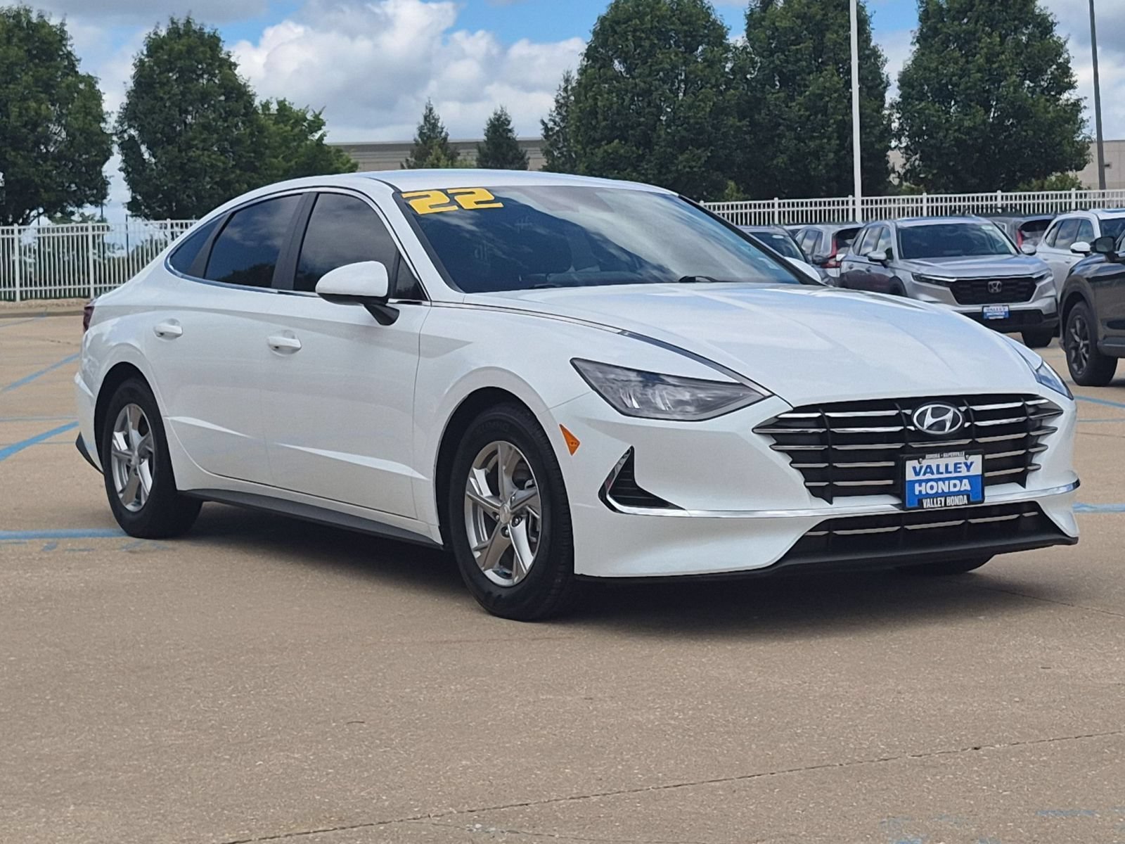 Used 2022 Quartz White Hyundai SE image 4