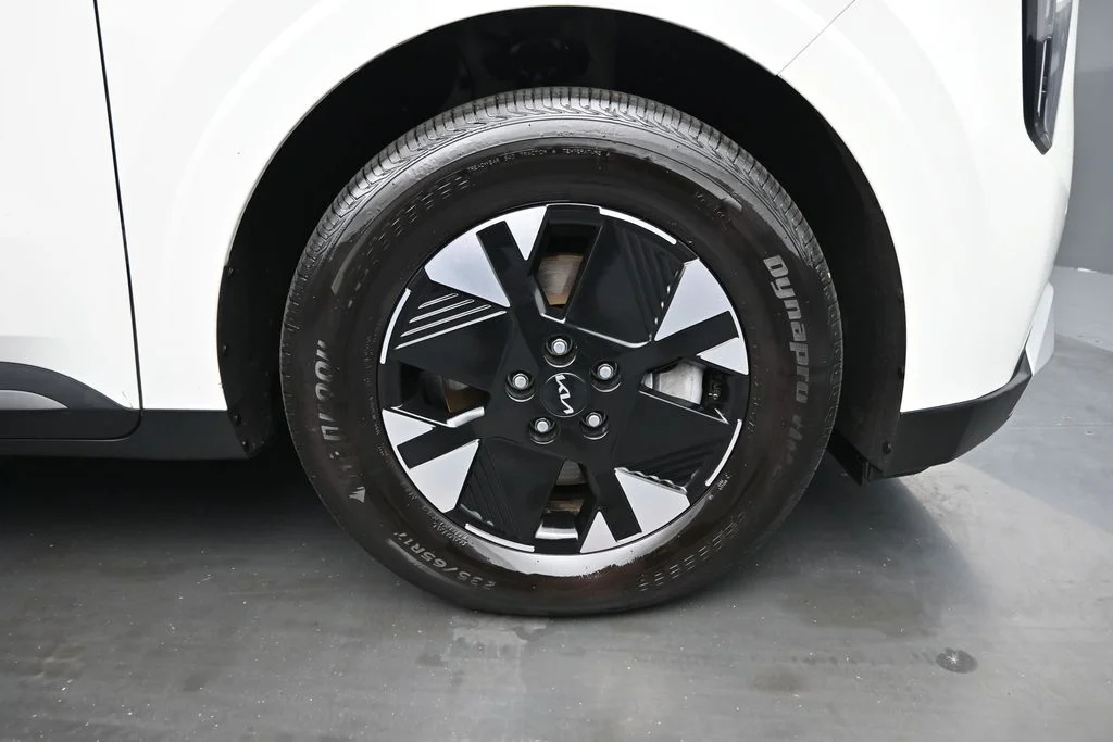 Used 2026 White Kia LXS image 10
