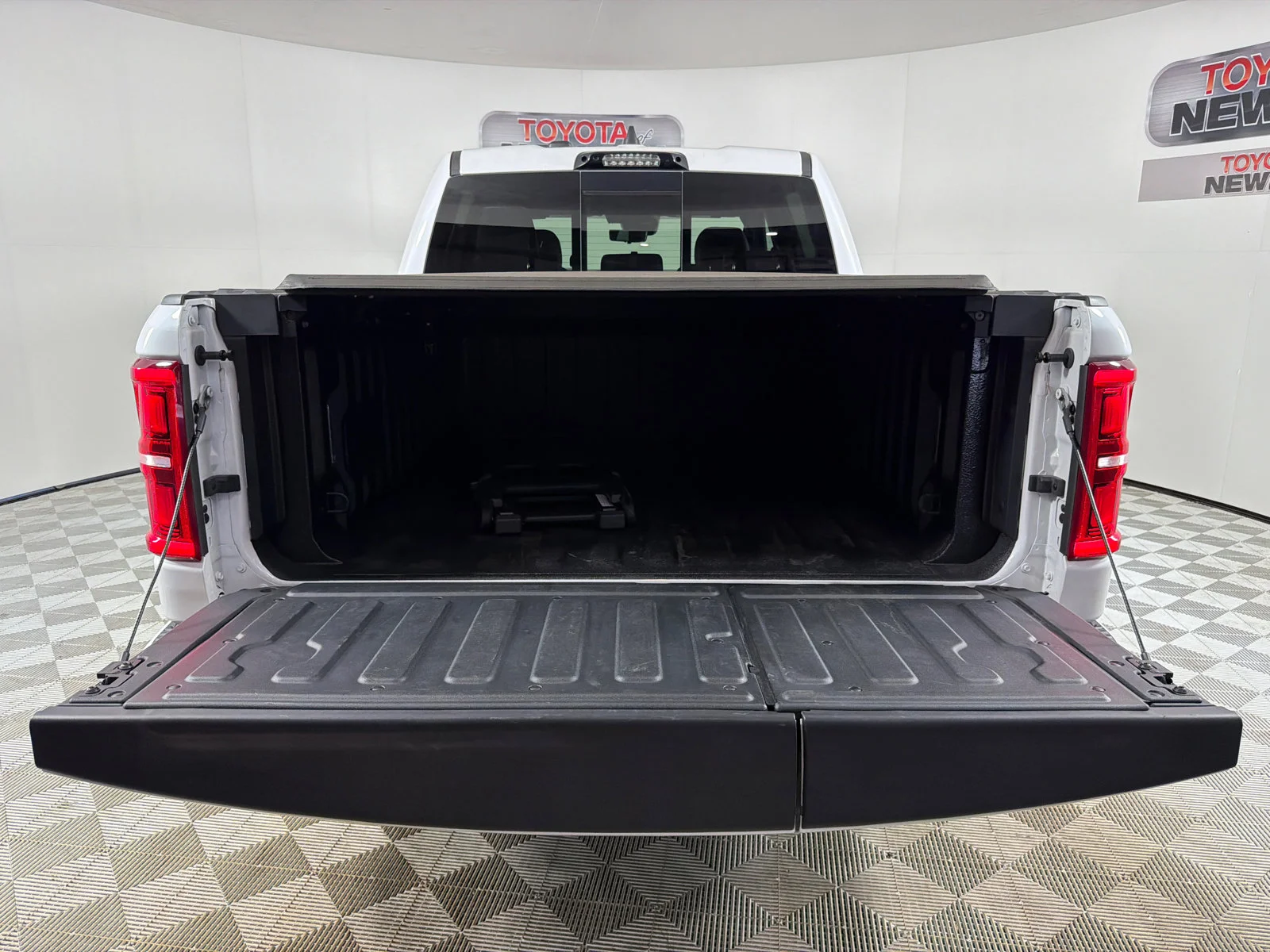 Used 2025 White Ram Limited image 20