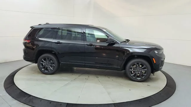 New 2026 Diamond Black Crystal Pearl-Coat Exterior Paint Jeep Limited image 13