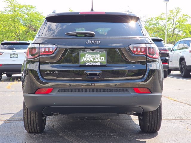 New 2026 Diamond Black Crystal Pearl-Coat Exterior Paint Jeep Limited image 28